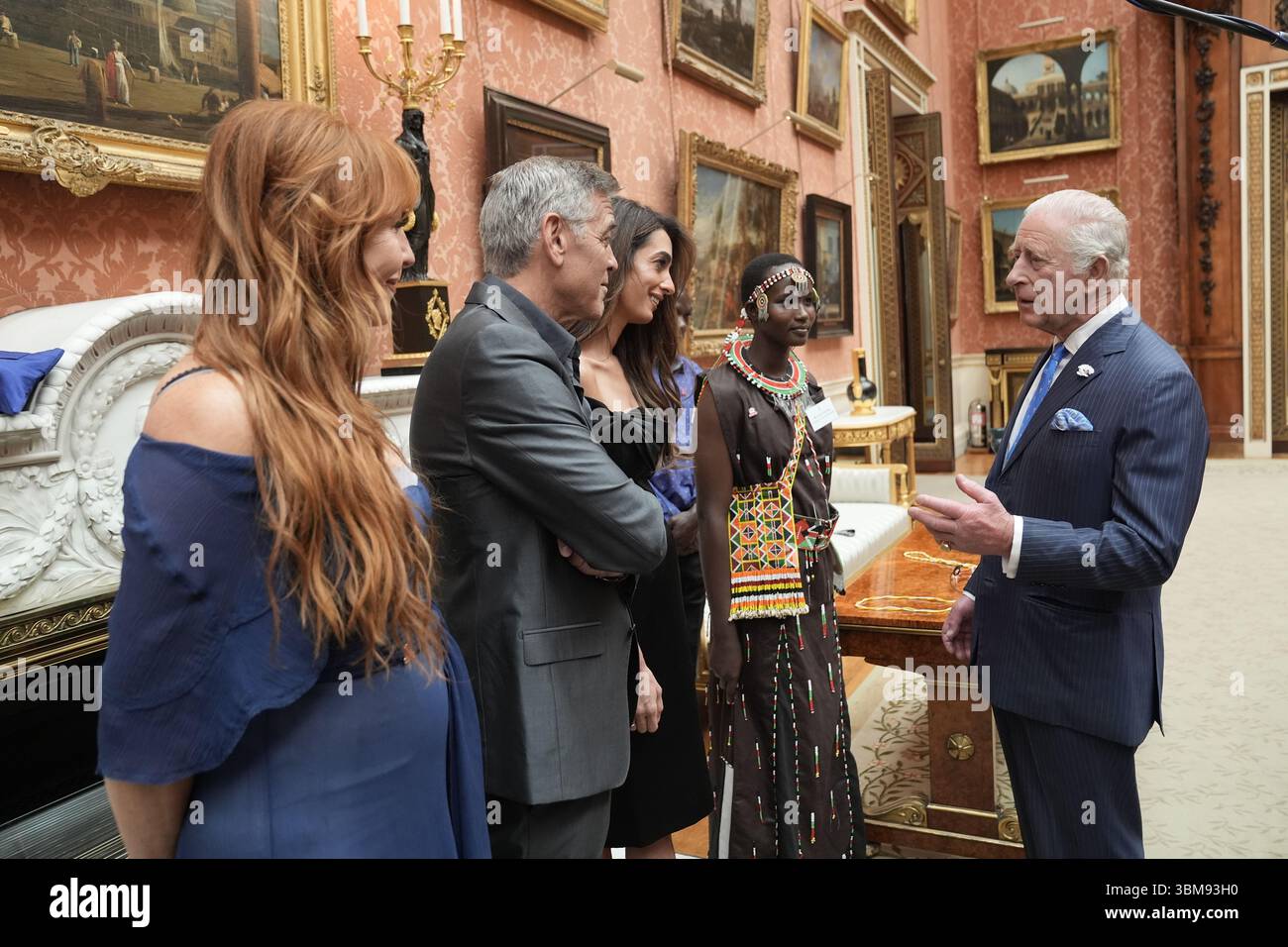 Le roi Charles III s'entretient (de gauche à droite) avec Charlotte Tilbury, George et Amal Clooney lors d'une réception pour les lauréats des King's Trust Awards 2025 au Palais de Buckingham, à Londres. Date de la photo : mercredi 25 juin 2025. Banque D'Images