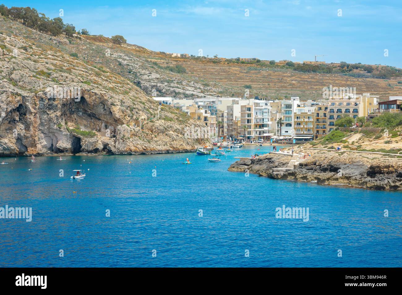 Xlendi Bay Gozo, vue en été de Xlendi Bay, une jolie ville balnéaire sur la côte sud de Gozo, Malte Banque D'Images