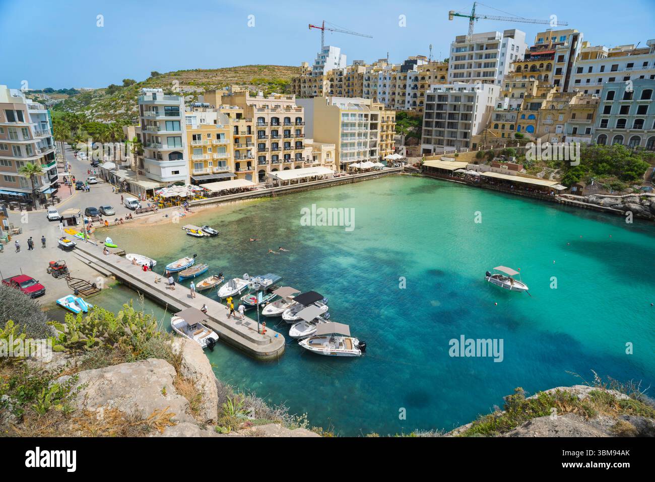 Baie de Gozo Malte, vue en été de la station balnéaire populaire de Xlendi Bay située sur la côte sud de l'île de Gozo, Malte Banque D'Images