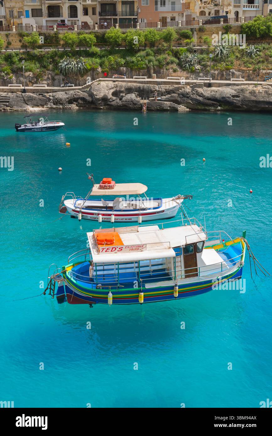 Côte de Gozo Malte, vue en été de bateaux de plaisance flottant sur l'eau de mer colorée, Xlendi Bay, Gozo, Malte Banque D'Images