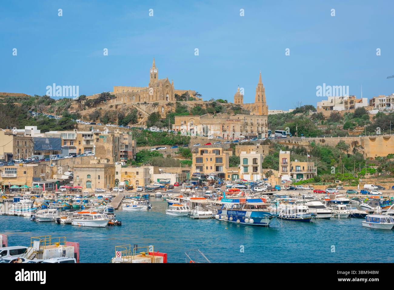Mgarr Gozo, vue en été de thskyline, cityscapee la ville portuaire pittoresque de Mgarr, le port de ferry principal reliant Gozo à Malte. Banque D'Images