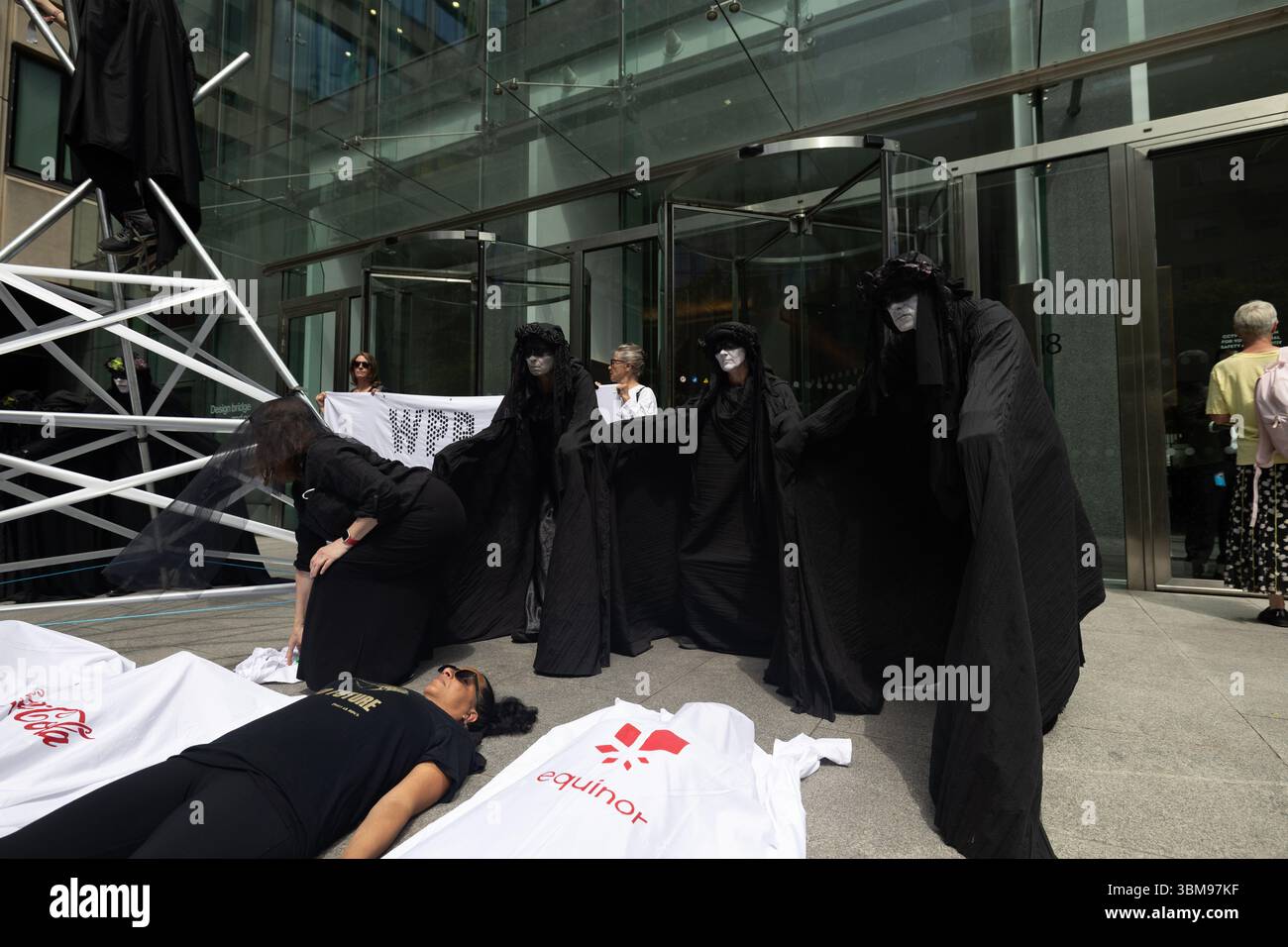 XR occupe le siège social de WPP, Londres Banque D'Images