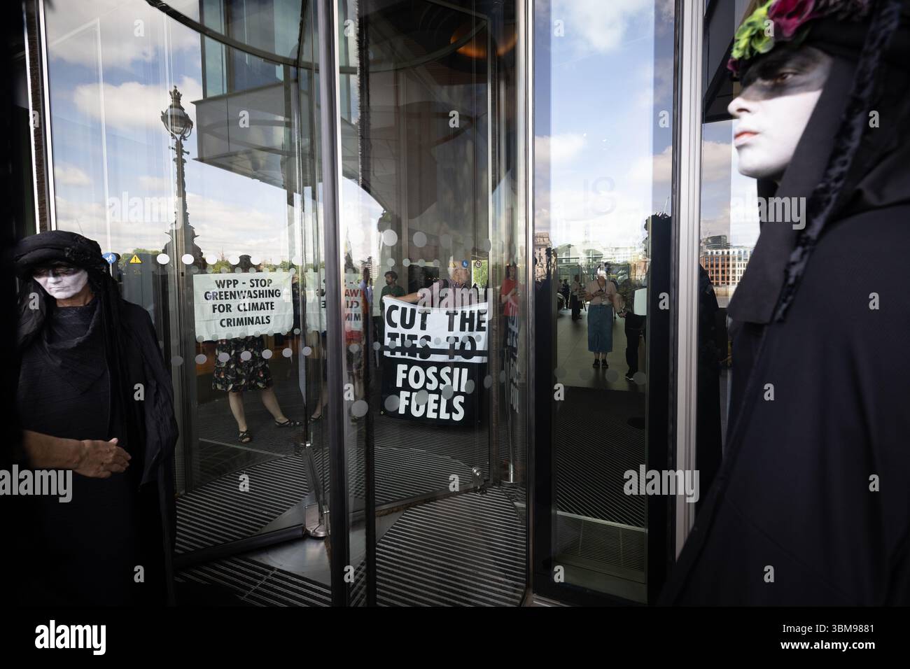 XR occupe le siège social de WPP, Londres Banque D'Images