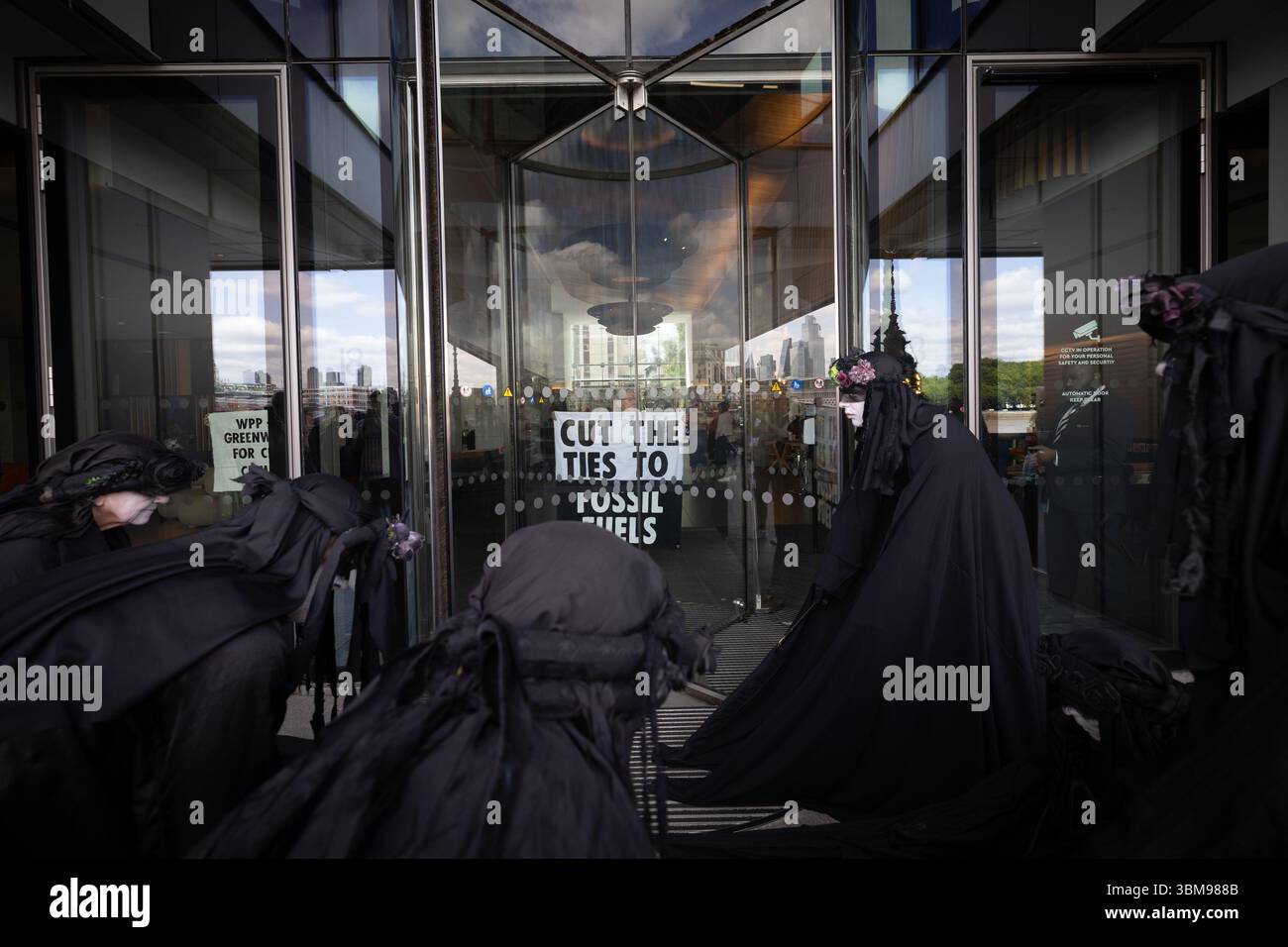 XR occupe le siège social de WPP, Londres Banque D'Images