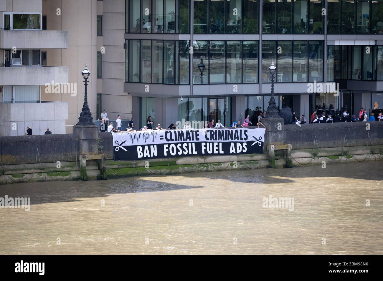 XR occupe le siège social de WPP, Londres Banque D'Images