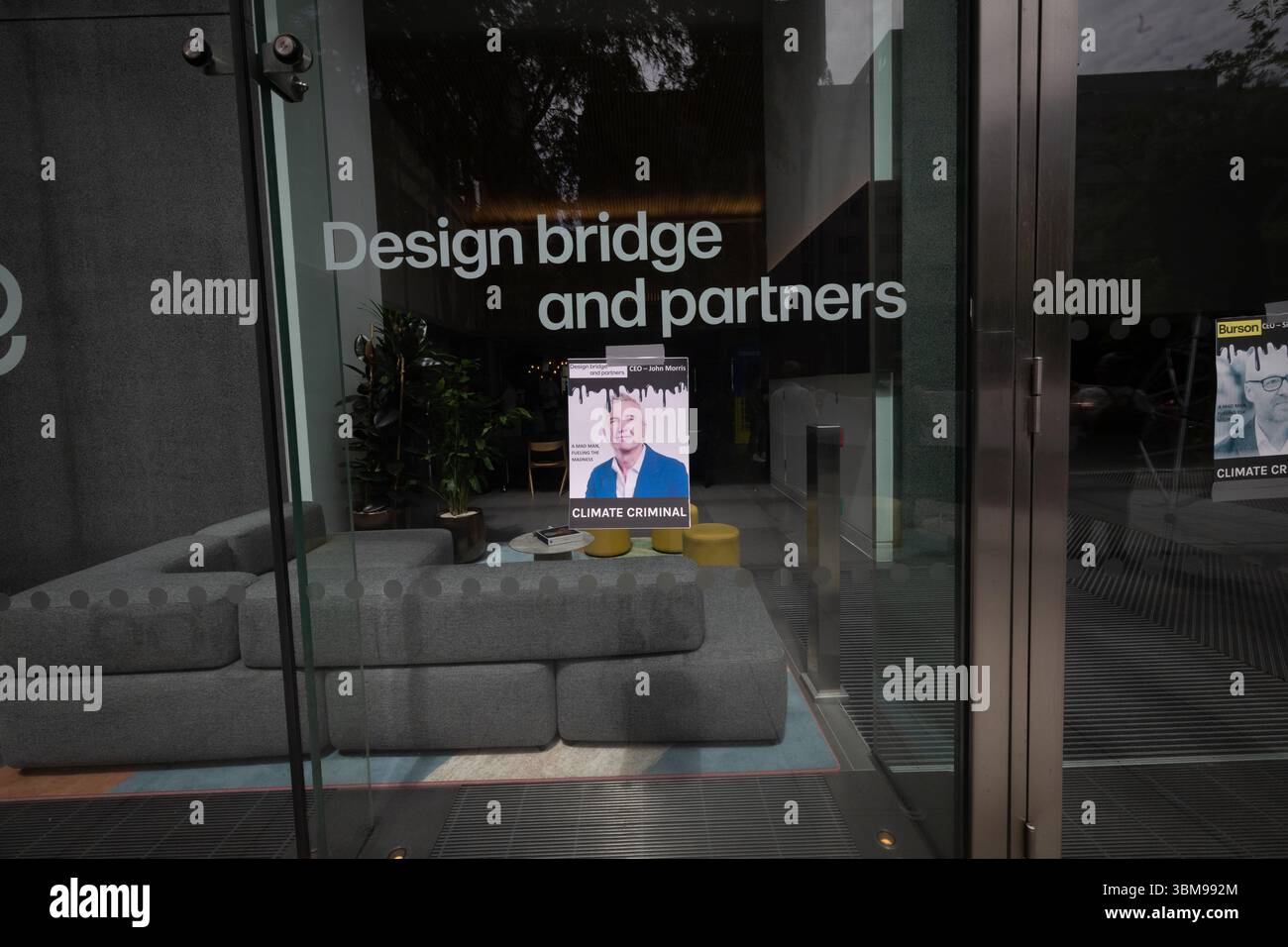 XR occupe le siège social de WPP, Londres Banque D'Images