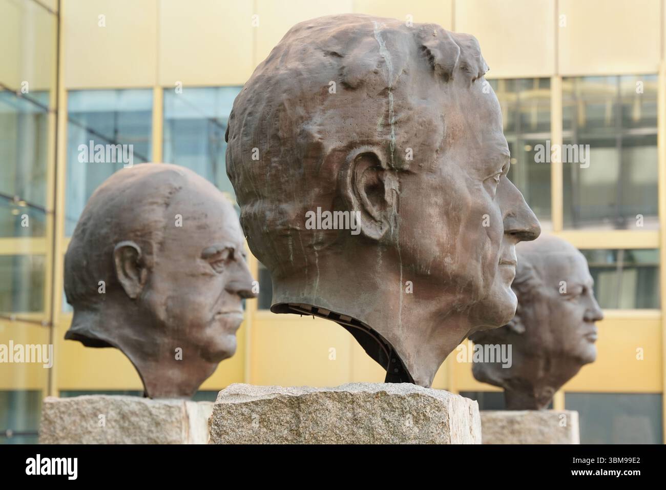 Bustes du président américain George H. W. Bush, du chancelier allemand Helmut Kohl et du dirigeant soviétique Mikhail Gorbatschow devant le bâtiment Axel Springer Banque D'Images