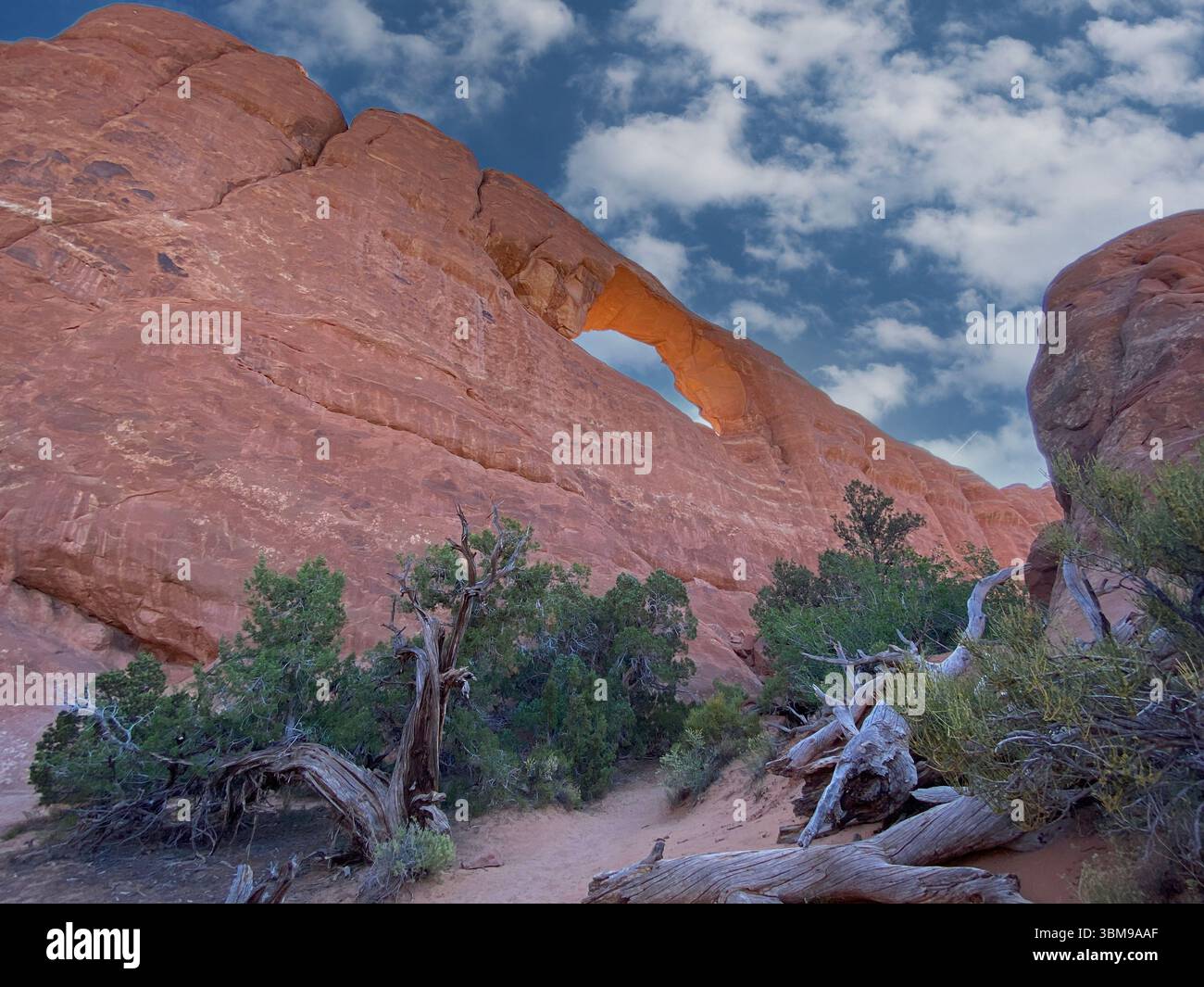 En regardant une formation d'Arch dans le paysage désertique du parc national d'Arches, sur le Skyline Arch Trail, Moab, Utah, États-Unis - Image de stock capturée avec un smartphone
