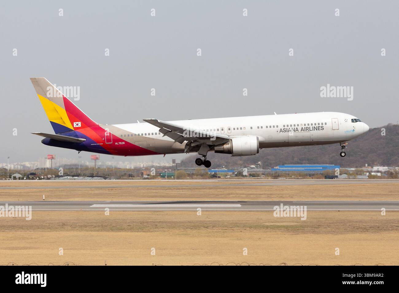 Le Boeing 767-300 HL7528 d'Asiana débarque à l'aéroport de Gimpo, Séoul, Corée du Sud Banque D'Images