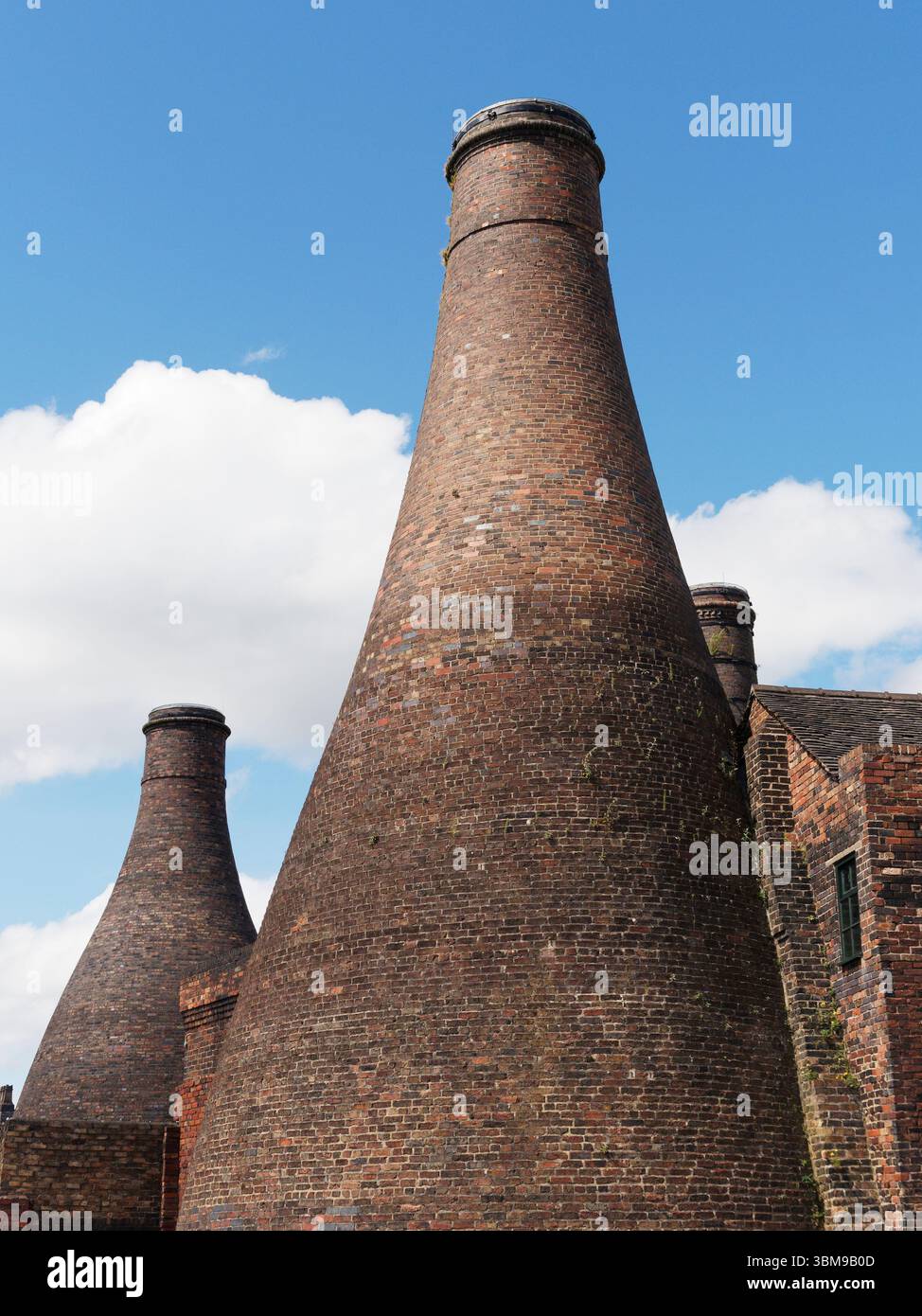 Cheminées en briques au musée de la poterie Gladstone à Longton, Stoke on Trent, Angleterre. 25 mai 2025 Banque D'Images