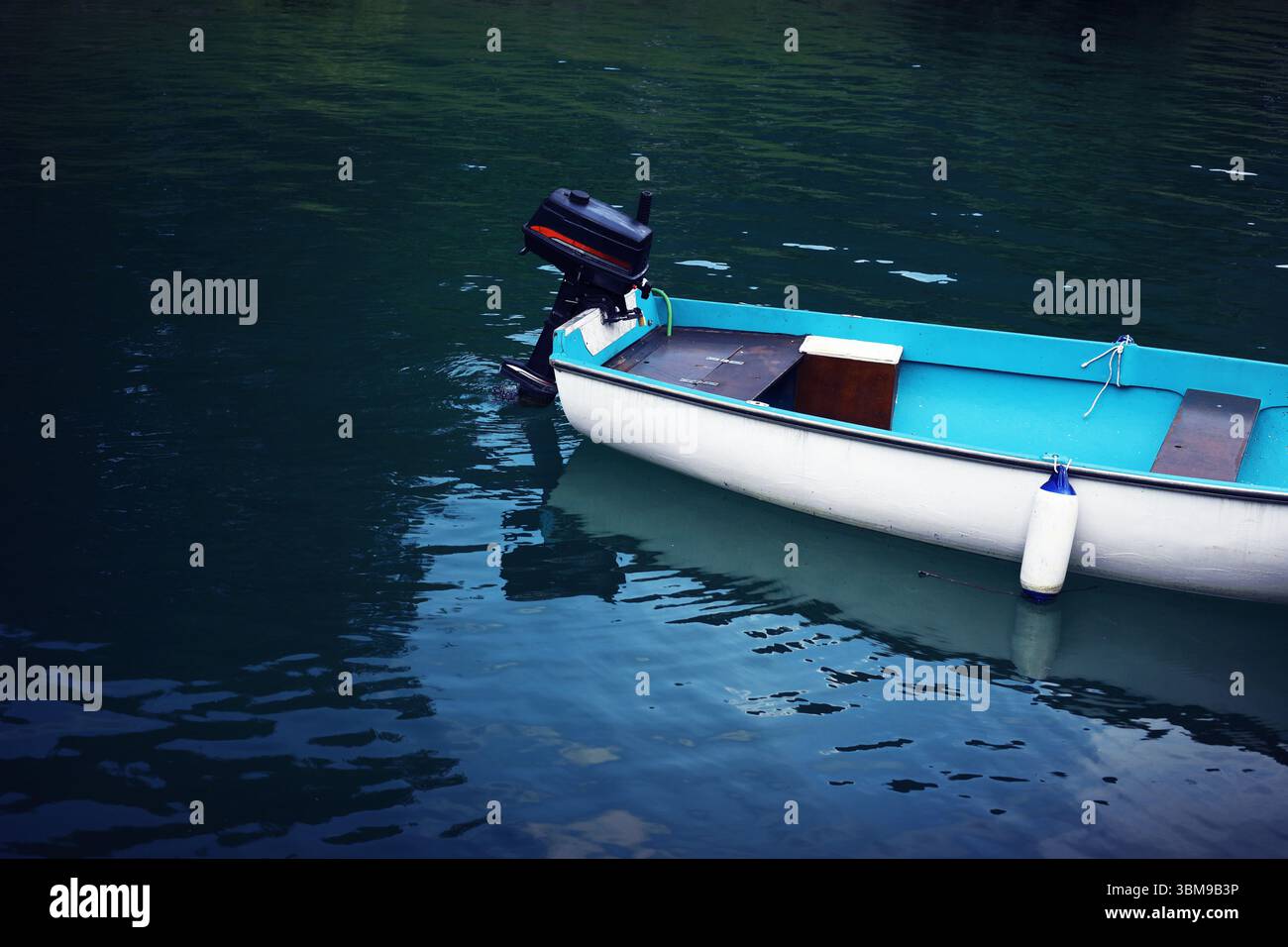 bateau à moteur bateau à moteur à l'embarcadère, bateau blanc sur l'eau bleue Banque D'Images