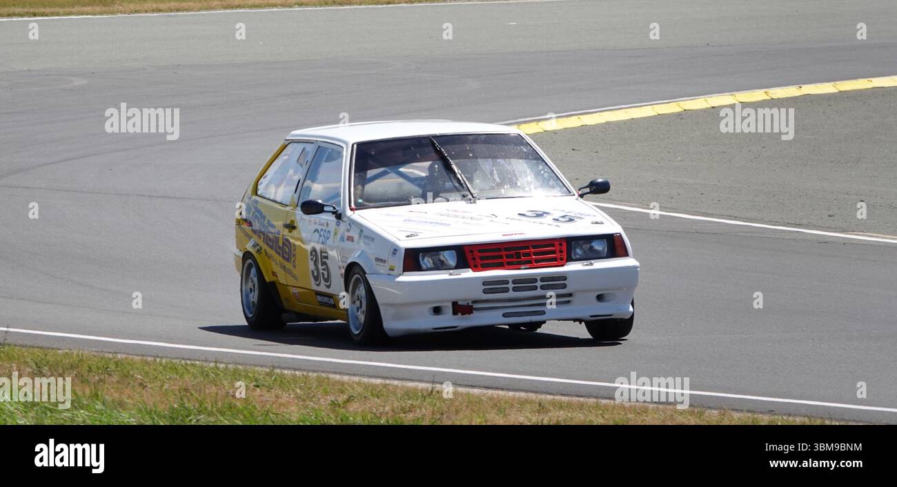 Une voiture de course Lada modifiée en action sur le circuit Schleizer Dreieck en Allemagne. Capturé au milieu du virage lors d'un événement historique de sport automobile, ce Sovi Banque D'Images