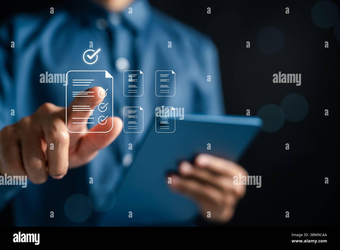 Document de liste de contrôle avec marque d'approbation, validation du document, contrôle qualité et flux de travail terminé sur tablette numérique. Parfait pour les affaires, l'audit, ou Banque D'Images