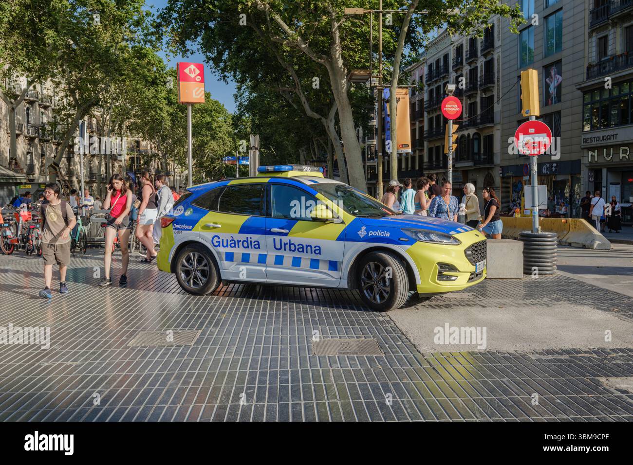 Barcelone - Espagne - 06-24-2025 : véhicule de police de la Garde urbaine maintenant la présence sur Las Ramblas, Barcelone. Sécurité publique, rue de la ville, tourisme d'été, Banque D'Images