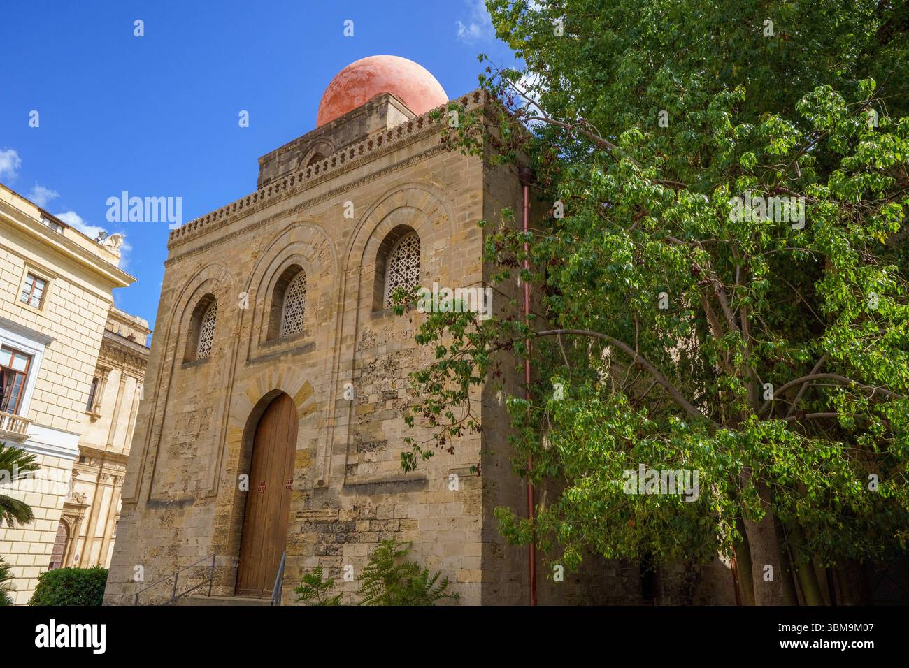 Cette image montre l'extérieur de l'église de San Cataldo à Palerme, en Sicile, un exemple parfait de l'architecture arabo-normande. L'église est distingugu Banque D'Images