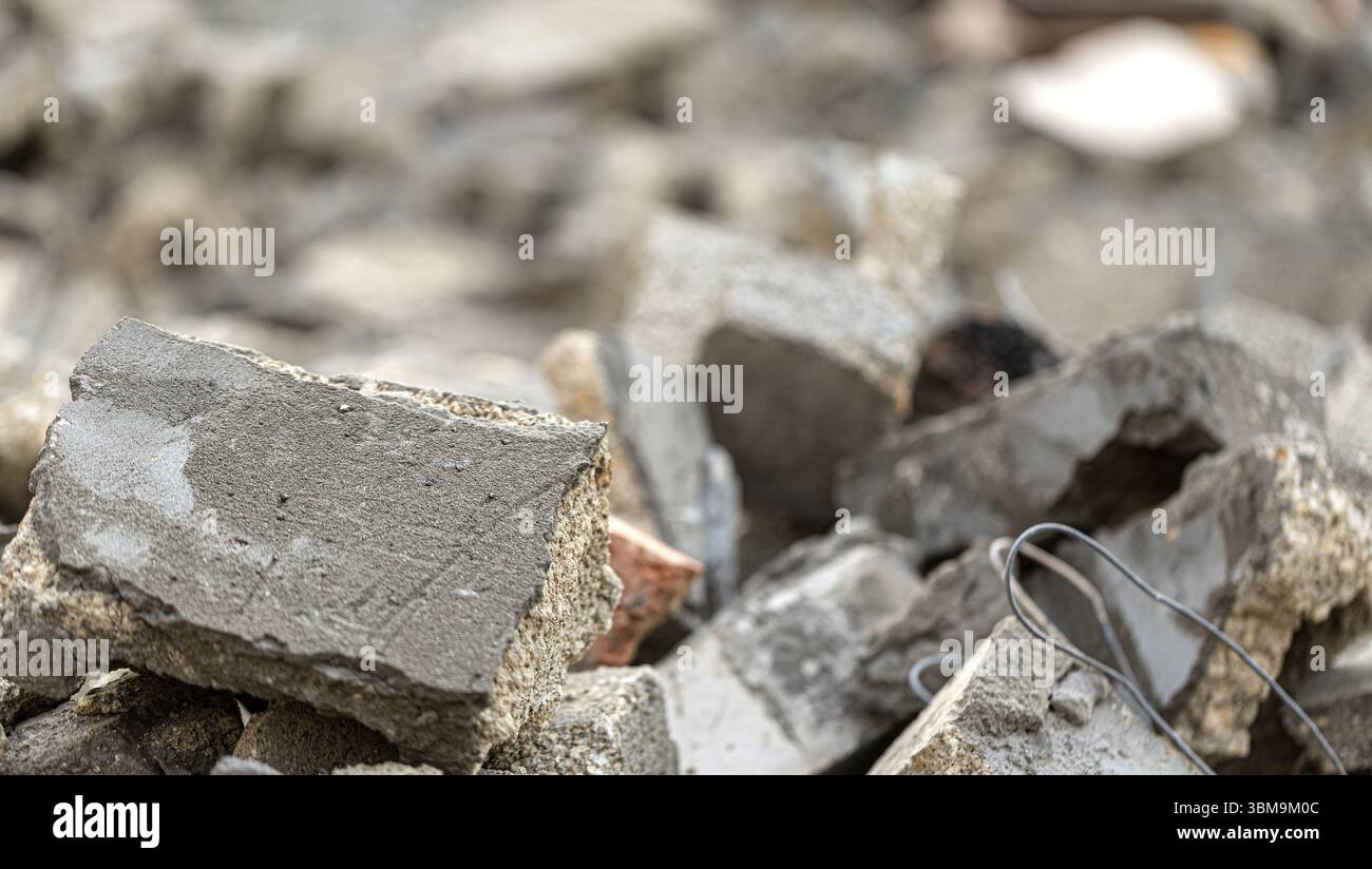 Gros plan de morceaux de béton cassés, mettant en évidence les conséquences de la démolition de bâtiments Banque D'Images