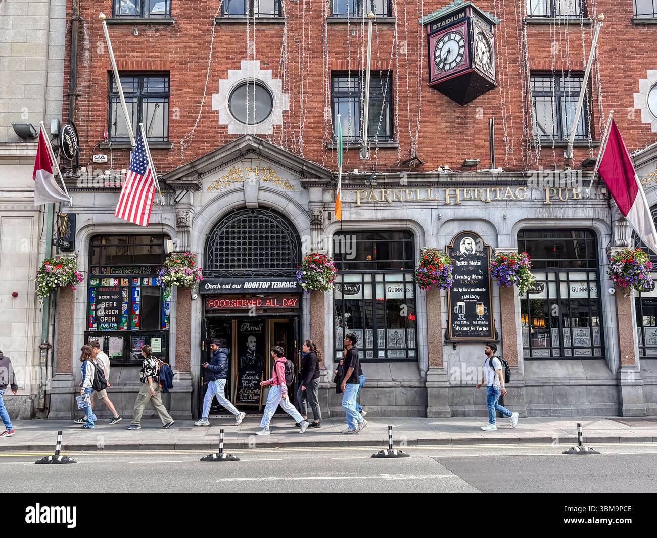 Parnell Heritage pub, Dublin, Irlande vue sur la rue avec des gens marchant devant la façade du bâtiment et les drapeaux. Présente une architecture historique et une rue Banque D'Images