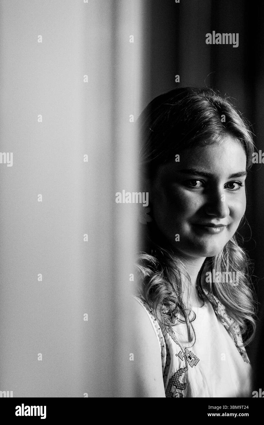 Bruxelles, Belgique. 25 juin 2025. La princesse héritière Elisabeth photographiée lors d'une rencontre avec dix jeunes patients de l'Hôpital pour enfants Princesse Elisabeth, au Palais Royal de Bruxelles, le mercredi 25 juin 2025. Après une visite guidée du Palais Royal, ils participent à un atelier de musique (harpe) avec la Princesse et partagent un repas avec elle. BELGA PHOTO JASPER JACOBS crédit : Belga News Agency/Alamy Live News Banque D'Images