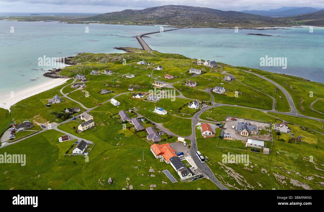 Vue aérienne par drone du canton de l'île d'Eriskay montrant la chaussée d'Eriskay qui relie l'île à South Uist, Hébrides extérieures, Écosse Banque D'Images