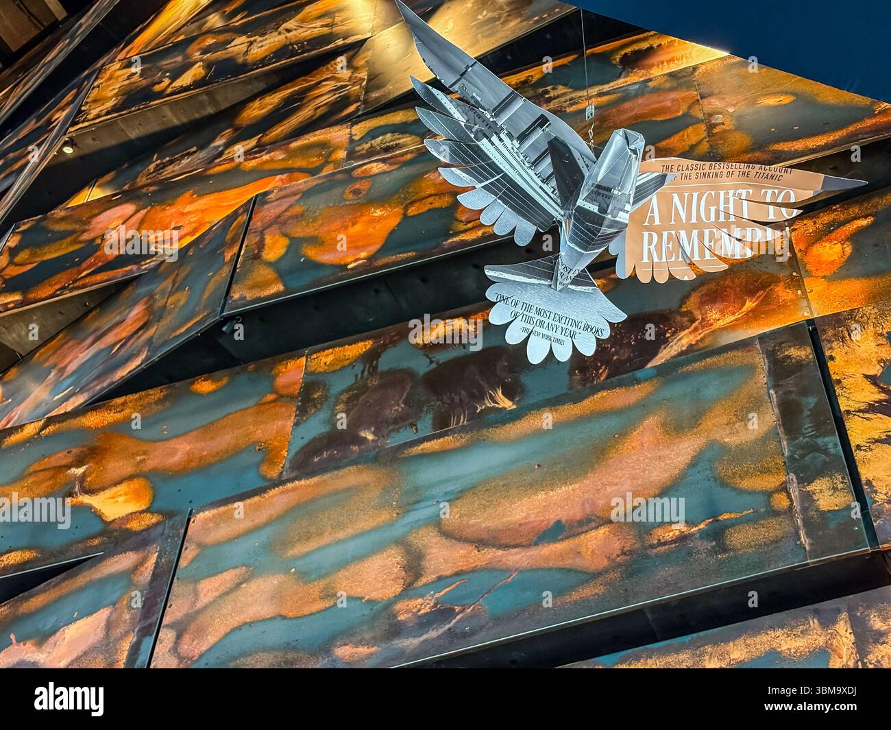 Intérieur du musée Titanic Belfast. Gros plan d'une installation d'art abstrait en panneaux métalliques avec une sculpture suspendue de colombe en papier mettant en vedette le livre 'A Night Banque D'Images