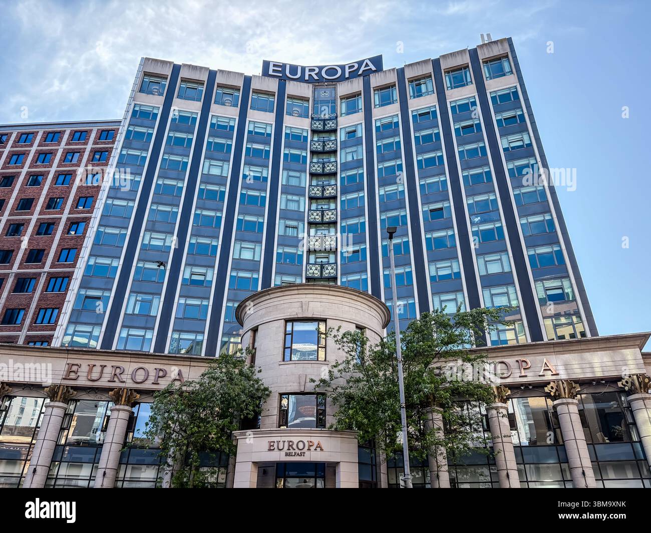 Europa Hotel est un bâtiment emblématique situé dans le centre-ville de Belfast, en Irlande du Nord. C'est une structure moderne et haute avec une façade distinctive. Banque D'Images