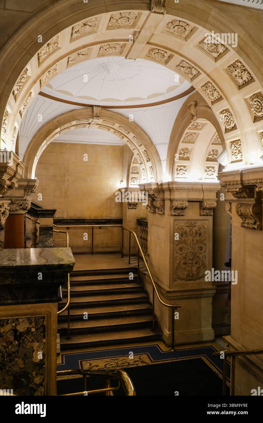 Musée national d'Irlande, Dublin. Vue intérieure d'un grand escalier avec architecture historique, arches ornées et détails en pierre. Banque D'Images