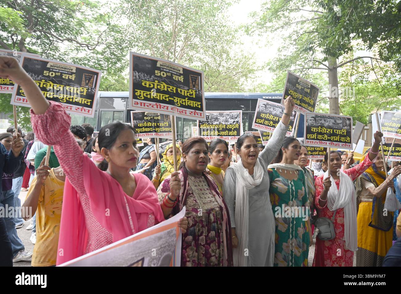 New Delhi, Inde. 25 juin 2025. NEW DELHI, INDE - JUIN 25 : des membres de la Sangha bouddhiste Bharatiya protestent contre l'urgence imposée par le premier ministre Indira Gandhi à l'occasion de son 50e anniversaire devant Indira Bhawan le 25 juin 2025 à New Delhi, en Inde. (Photo de Sonu Mehta/Hindustan Times/Sipa USA) crédit : Sipa USA/Alamy Live News Banque D'Images