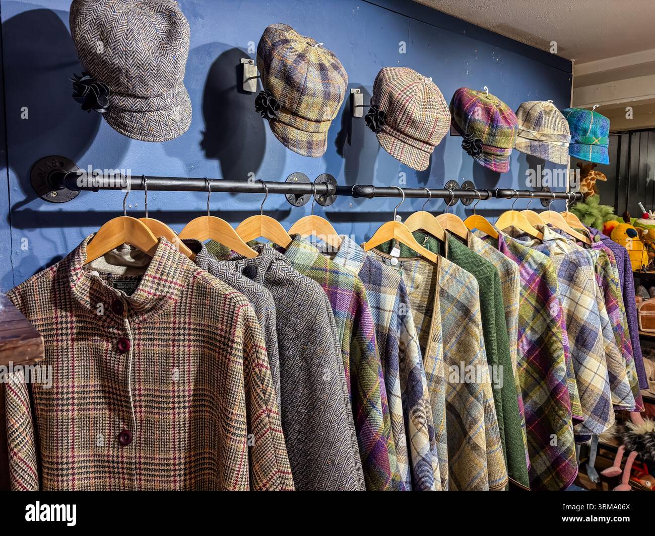Kilkenny design store à Dublin, Irlande. Rack de la mode irlandaise présentant des vestes en tweed, capes et chapeaux, reflétant l'artisanat local et Banque D'Images