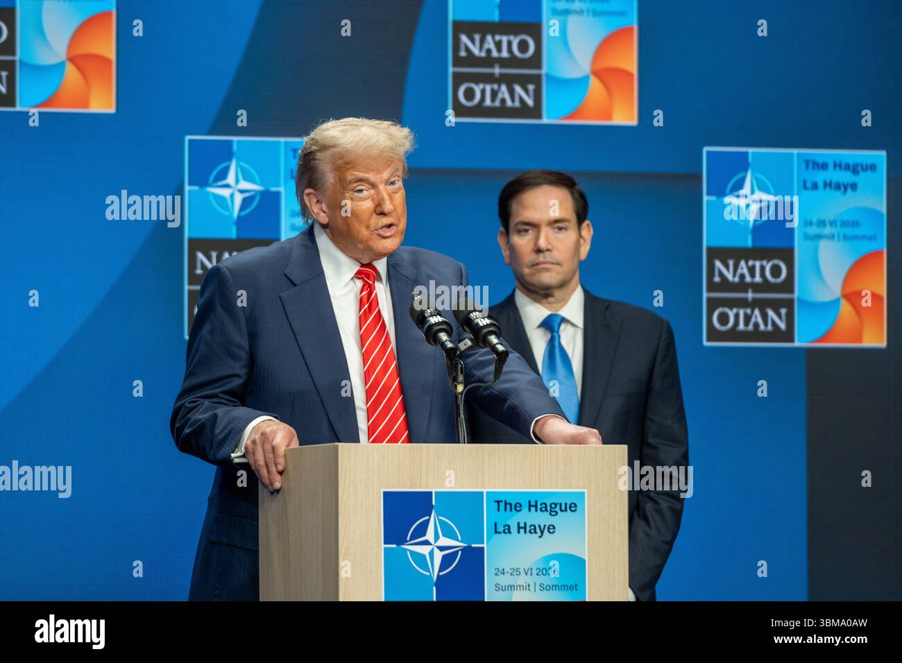 La Haye, Hollande méridionale, pays-Bas. 25 juin 2025. Le président AMÉRICAIN DONALD TRUMP, accompagné du secrétaire d’État MARCO RUBIO, discute des résultats du sommet de l’OTAN de 2025. Le président Trump a d’abord discuté de l’augmentation des investissements des États membres à 5% du PIB, il a rapidement détourné et a passé une grande partie de la conférence à discuter du récent bombardement américain de l’Iran. Suite à ses remarques, le président Trump a ensuite répondu aux questions de la presse. (Crédit image : © James Petermeier/ZUMA Press Wire) USAGE ÉDITORIAL SEULEMENT ! Non destiné à UN USAGE commercial ! Banque D'Images