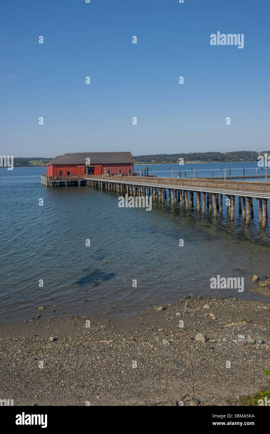 Vue de l'Old grain Wharf sur le front de mer de Coupeville, une ville sur l'île Whidbey, dans le comté d'Island, Washington, États-Unis. Banque D'Images