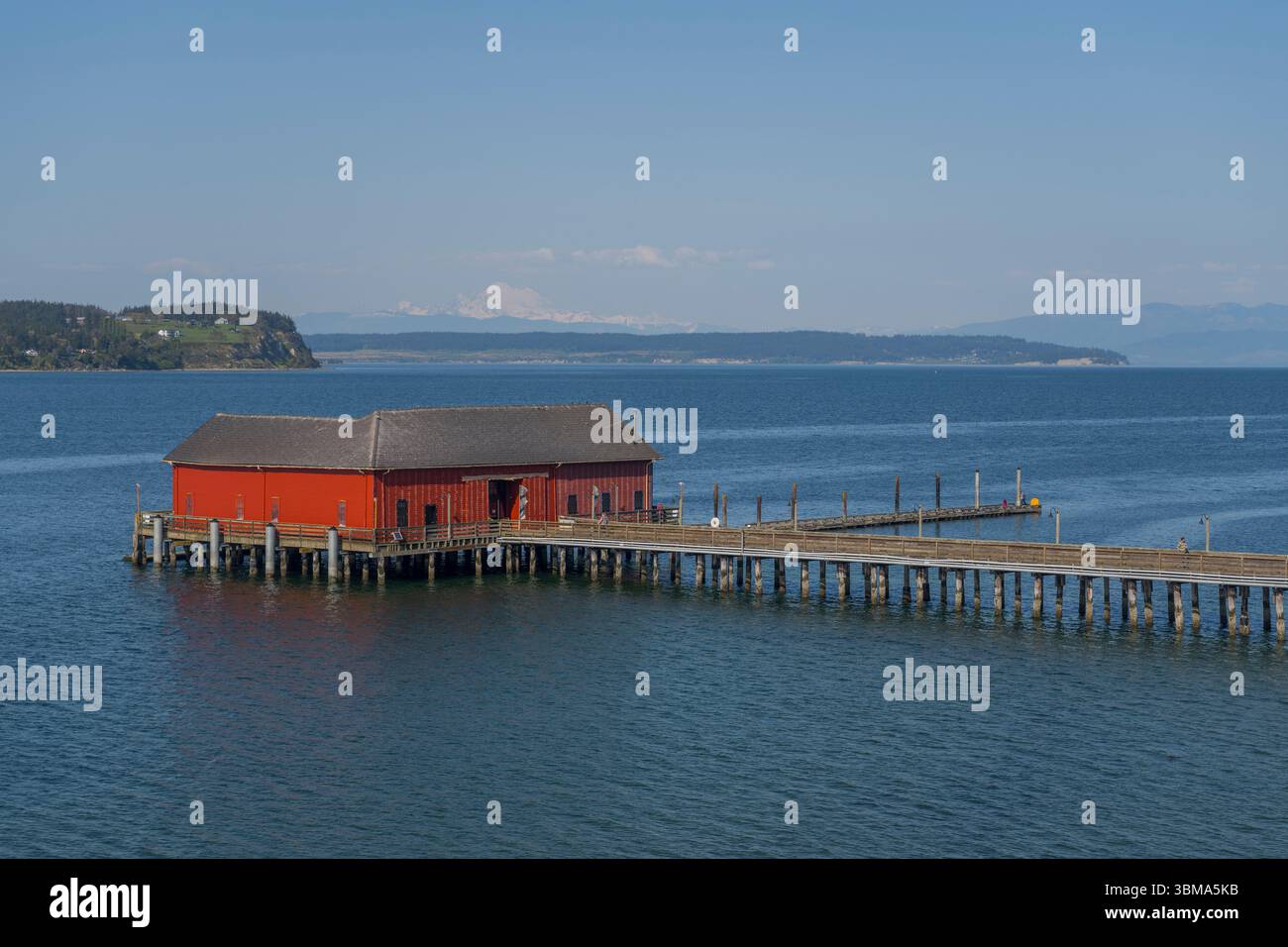 Vue de l'Old grain Wharf sur le front de mer de Coupeville, une ville sur l'île Whidbey, dans le comté d'Island, Washington, États-Unis. Banque D'Images