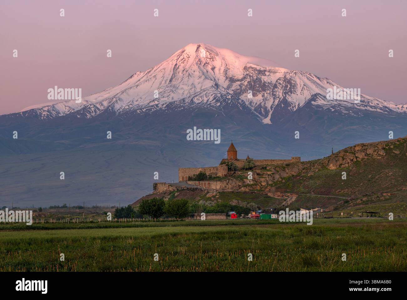 Une vue sur le monastère historique de Khor Virap avec l'emblématique Mont Ararat enneigé en arrière-plan. Banque D'Images