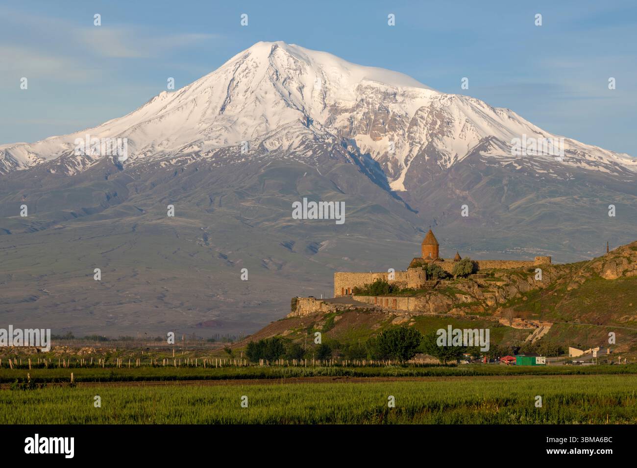 Une vue sur le monastère historique de Khor Virap avec l'emblématique Mont Ararat enneigé en arrière-plan. Banque D'Images