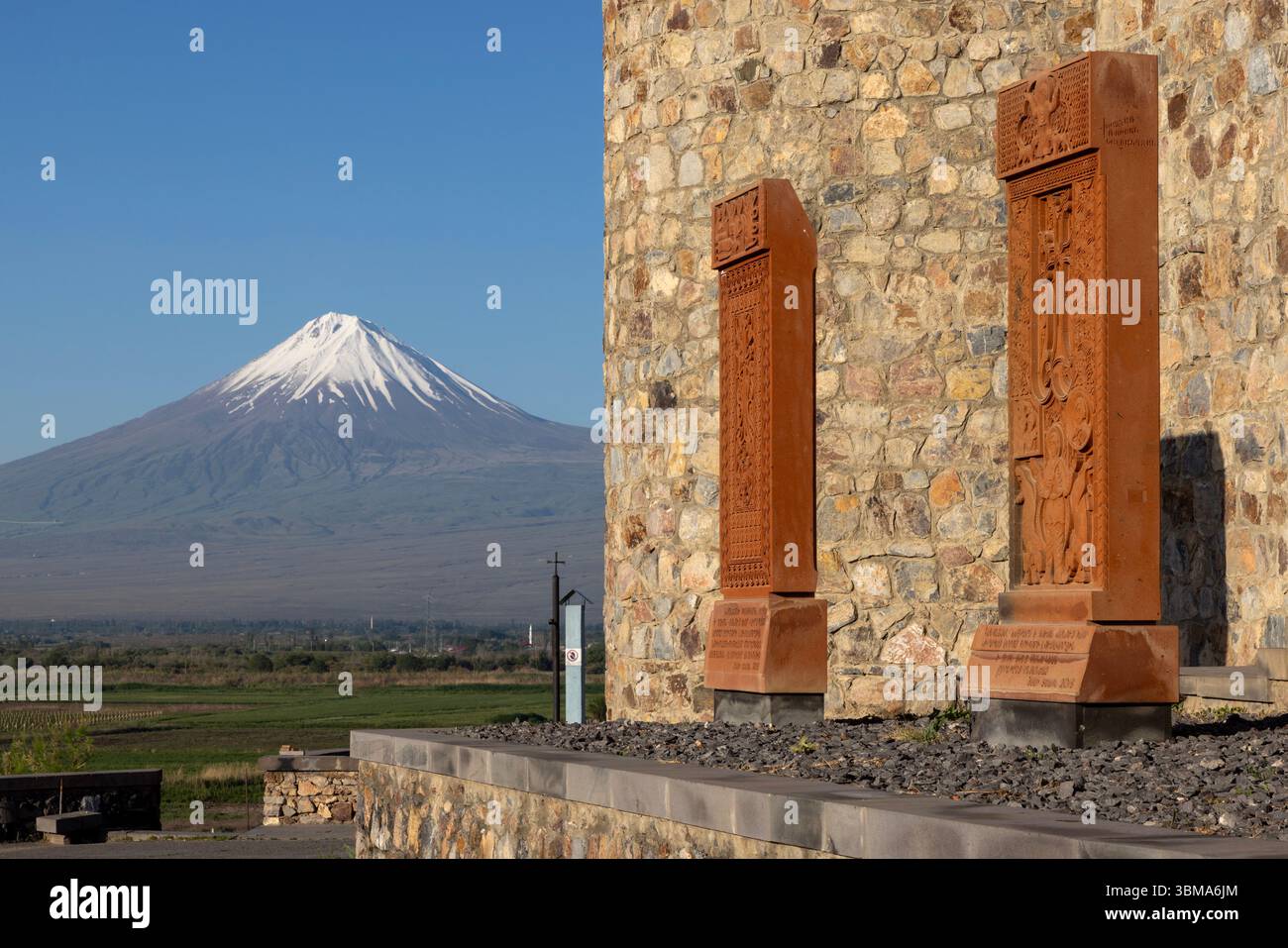 Une vue sur le monastère historique de Khor Virap avec l'emblématique Mont Ararat enneigé en arrière-plan. Banque D'Images
