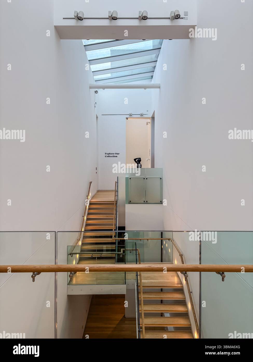 Galerie Hugh Lane. Architecture intérieure moderne avec escalier et puits de lumière dans la plus ancienne galerie d'art moderne d'Irlande. Banque D'Images