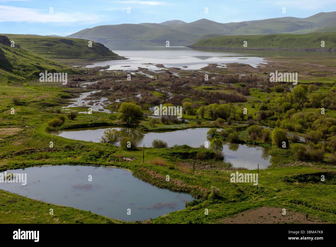 Le vaste réservoir spandarien, élément clé de la Cascade de Vorotan, reflète le paysage spectaculaire de la province de Syunik en Arménie. Banque D'Images