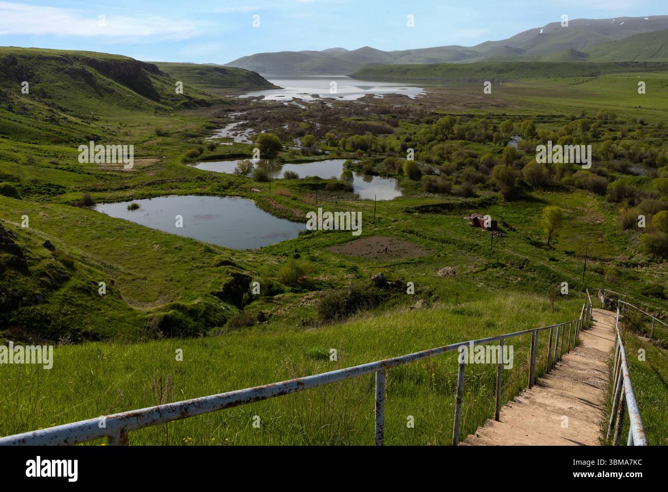 Le vaste réservoir spandarien, élément clé de la Cascade de Vorotan, reflète le paysage spectaculaire de la province de Syunik en Arménie. Banque D'Images
