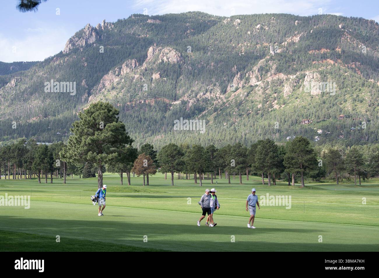 Colorado Springs, Colorado, États-Unis. 25 juin 2025. US Senior Open Practice Round 3, les joueurs descendent le 3ème fairway du Broadmoor East course, avec Cheyenne Mountain surplombant le parcours. Crédit : Casey B. Gibson/Alamy Live News Banque D'Images