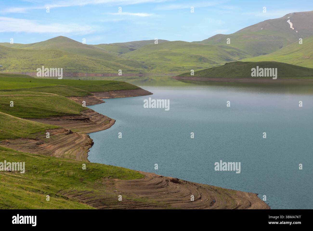 Le vaste réservoir spandarien, élément clé de la Cascade de Vorotan, reflète le paysage spectaculaire de la province de Syunik en Arménie. Banque D'Images