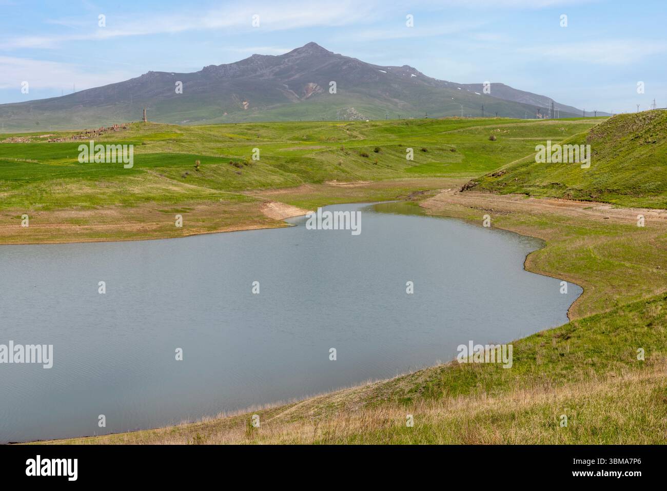 Le vaste réservoir spandarien, élément clé de la Cascade de Vorotan, reflète le paysage spectaculaire de la province de Syunik en Arménie. Banque D'Images