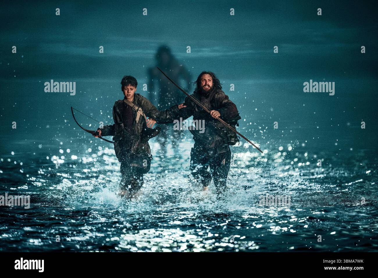 28 Years Later (2025) réalisé par Danny Boyle et mettant en vedette Aaron Taylor-Johnson et Alfie Williams. Les survivants du virus de la rage vivent sur une île en quarantaine, mais une mission dangereuse sur le continent révèle de nouvelles horreurs et de nouveaux secrets dans ce thriller post-apocalyptique captivant. Photographie publicitaire À USAGE ÉDITORIAL EXCLUSIF. Crédit : BFA / Miya Mizuno / Sony Pictures Banque D'Images