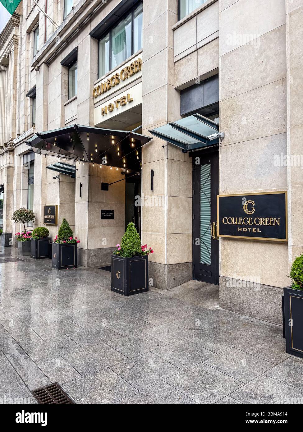 Façade de l'hôtel College Green et entrée dans le centre-ville de Dublin. Architecture historique et signalisation de la destination hôtelière populaire. Banque D'Images