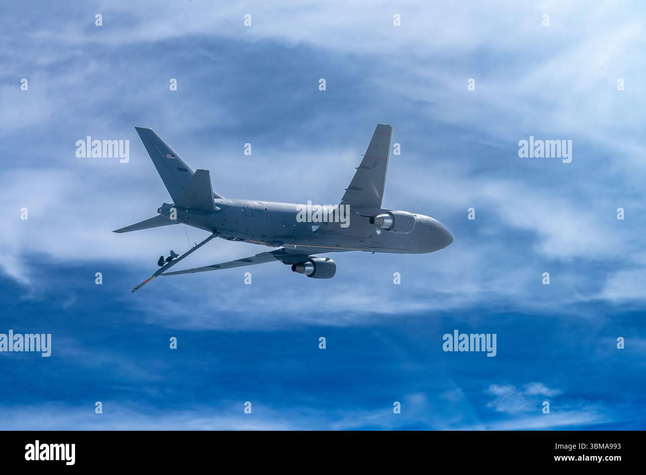 Un KC-46A Pegasus affecté à la McConnell Air Force base se prépare à ravitailler un KC-46 au-dessus des États-Unis, le 13 juin 2025. La rampe de ravitaillement du KC-46 peut ravitailler M. Banque D'Images