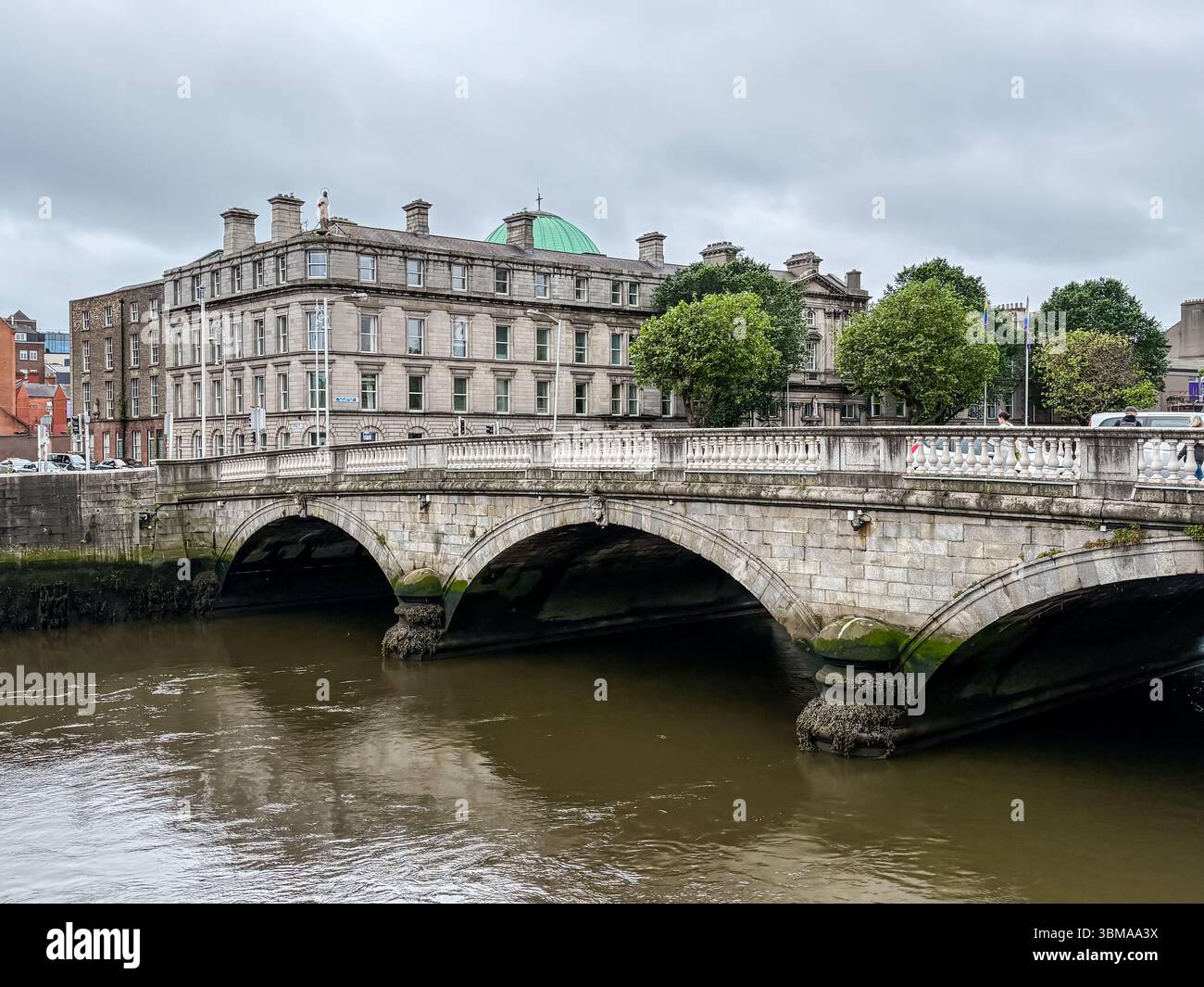 Pont O'Donovan Rossa sur la rivière Liffey à Dublin, Irlande. Pont de pierre historique avec vue sur l'architecture de la ville. Banque D'Images