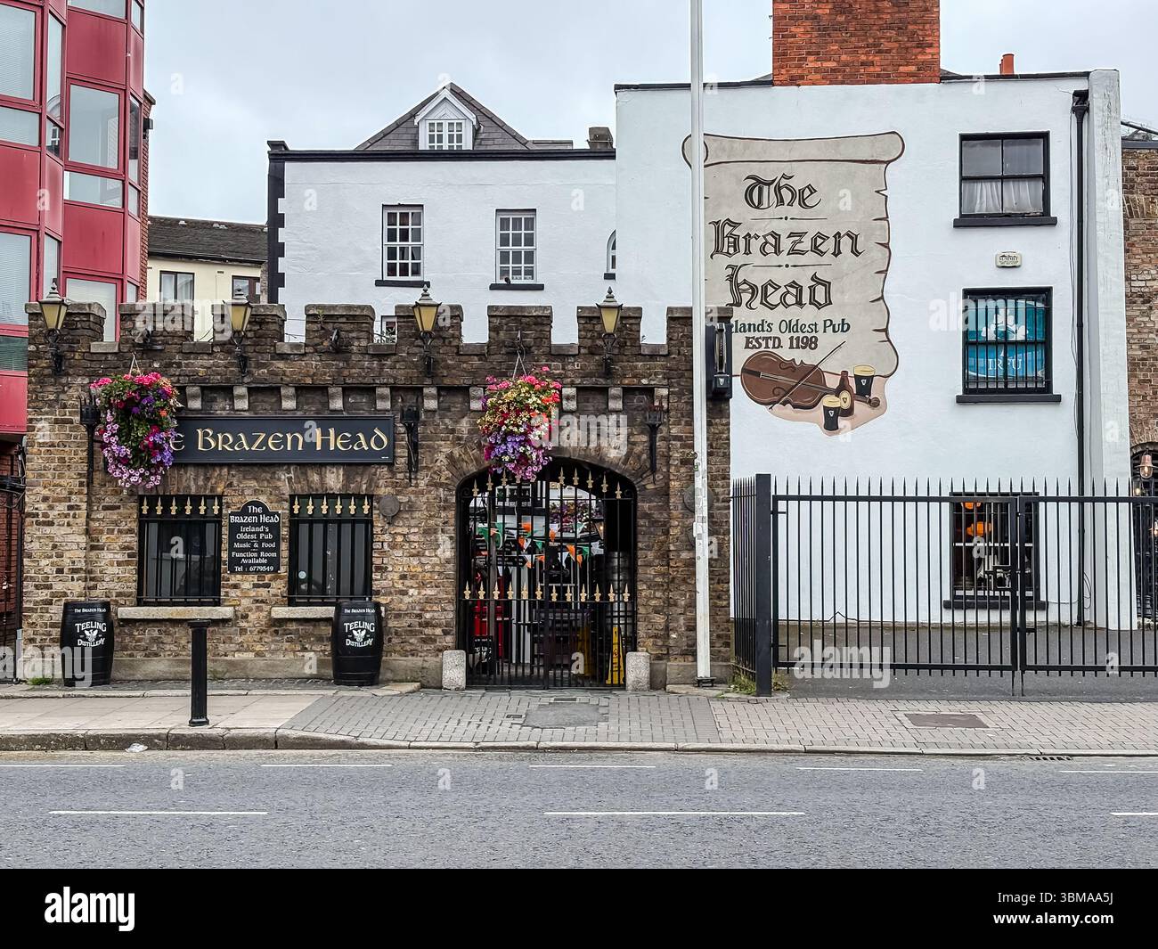 Le Brazen Head, le plus ancien pub d'Irlande créé en 1198. Façade de bâtiment historique à Dublin, Irlande. Banque D'Images