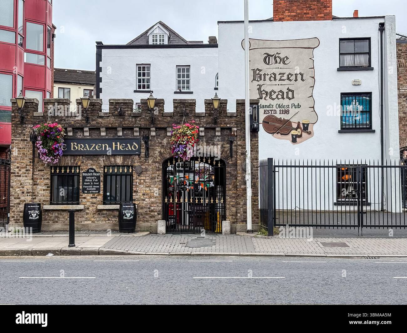 Le Brazen Head, le plus ancien pub d'Irlande, à Dublin. Son extérieur historique comporte un portail et des briques. Fondée en 1198. Banque D'Images