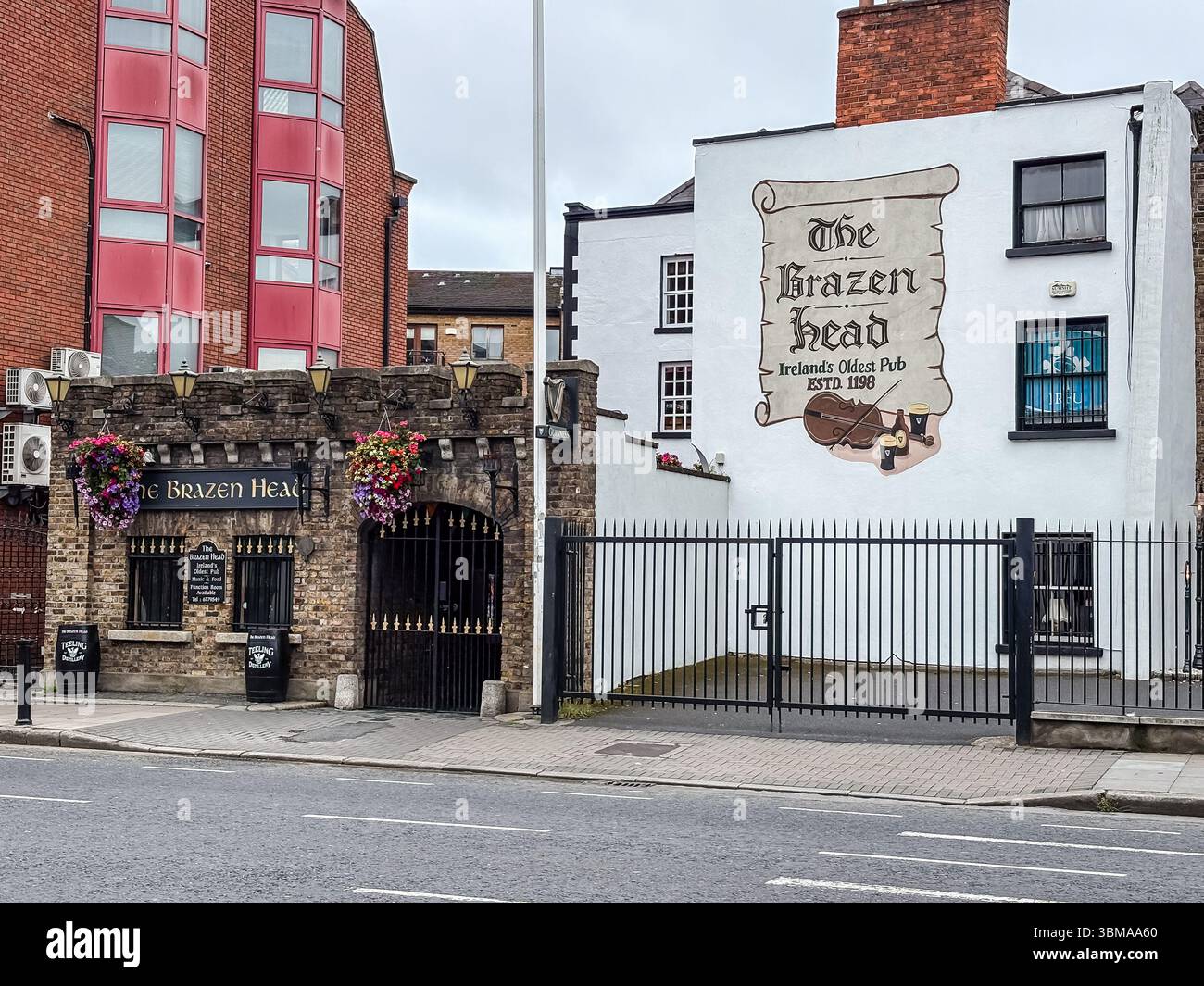 La tête effrontée. Le plus ancien pub d'Irlande établi en 1198, situé à Dublin, en Irlande. Extérieur du bâtiment historique. Banque D'Images