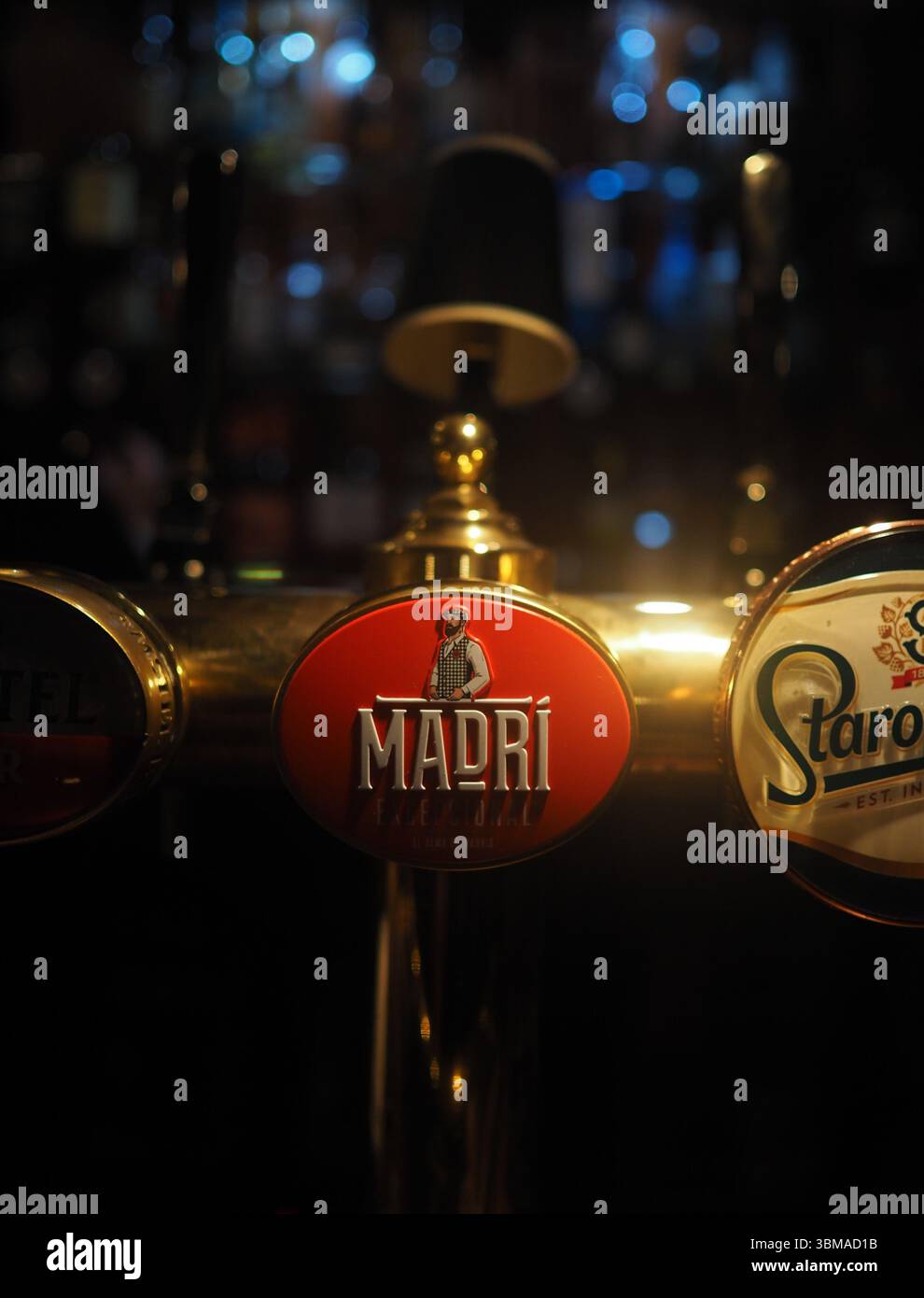 Moody pub tap - alcool de marque dans la scène de la vie nocturne Banque D'Images