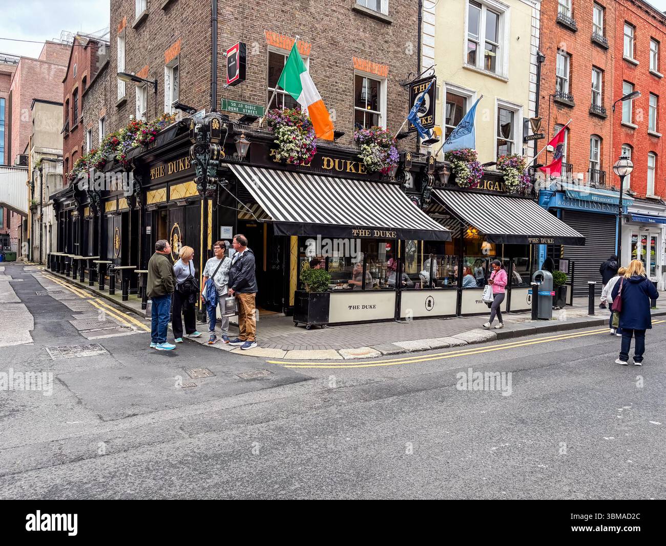 Le bâtiment Duke pub sur un coin de rue dans le centre-ville de Dublin. Architecture extérieure, auvents et vie de rue. Banque D'Images