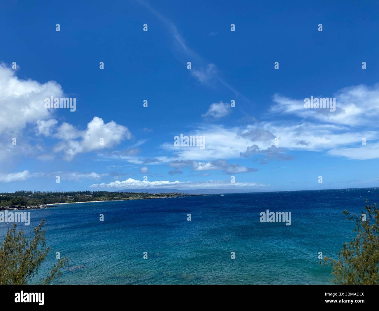 Une vue depuis la côte des eaux cristallines de Maui. - Image de stock capturée avec un smartphone